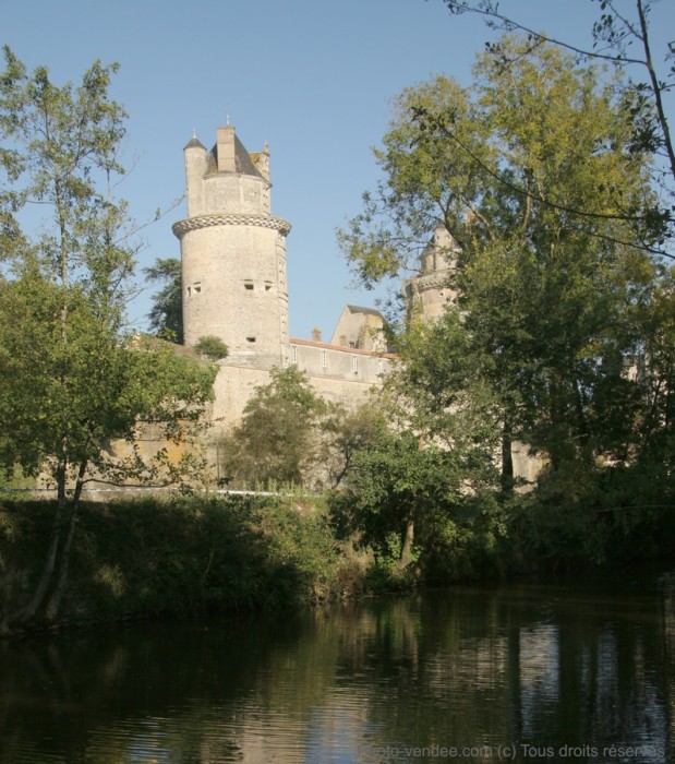 Chateau et lac d'Apremont