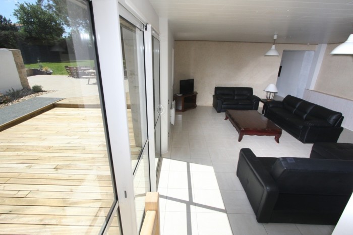 Gite avec larges baies pour une vue sur le jardin, la terrasse